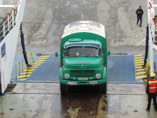 Als wir am nächsten Morgen auf der Fähre sind, um nach Feuerland zu den Königpinguinen zu fahren, traut Siegmund seinen Augen nicht.
Den grünen Mercedes kennt er doch.
Sigo und Hillu mit ihrem "Pummel", zuletzt haben wir uns in Mexiko vor 2 1/2 Jahren getroffen.