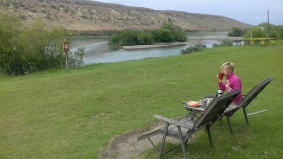 Frühstück am Rio Santa Cruz.
Gegenüber hat eine Herde Guanacos gefrühstückt.
