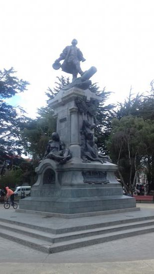 Auf der Plaza de Armas Statue des Magellan