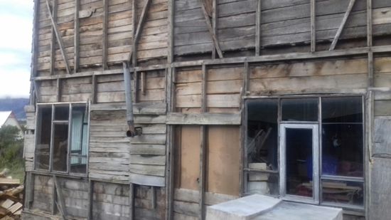 Unvorstellbar, dass diese Häuser im Winter warm werden. Es kommt keine Isolierung ran. Auf das Holz kommt nur noch Wellblech, das angestrichen wird.