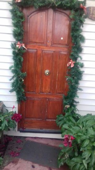 Weihnachtsschmuck und blühende Pfingstrosen.