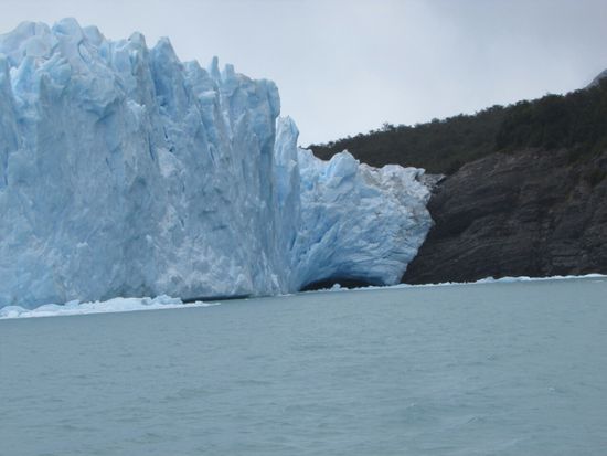 Gewaltig: 60 - 70 m hoch und 4 km lang ist die Abruchkante und 120 m sind noch unter Wasser.