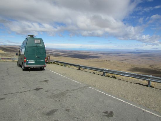 Es geht wieder hinunter. Im Hintergrund der zweitgrößte See Südamerikas, der Lago Argentino, hier entspringt der Rio Santa Cruz.