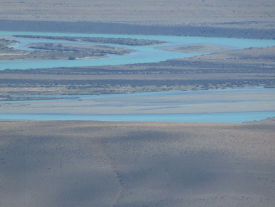 Der Fluß Santa Cruz, der bei der gleichnamigen Stadt in den Atlantik mündet.
An der Rändern des Flusses kein Grün.