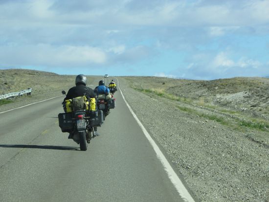 Auf der Ruta 40, der längsten Straße der Welt - 6.000 km, sieht man immer wieder Europäer mit ihren Fahrzeugen. Hier überholen uns Motorradfahrer aus Deutschland.