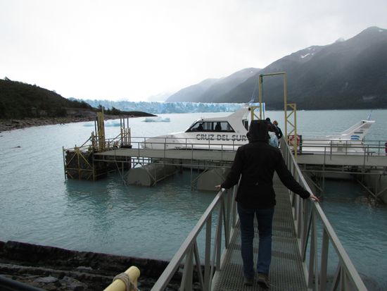 Mit dem Schiff geht's zum Gletscher-Abbruch.