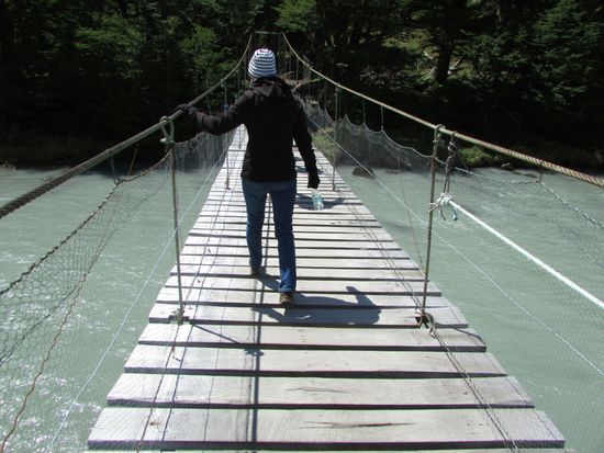 Auf dem Weg zum Lago Grey  geht's über diese Hängebrücke, eine wackelige Angelegenheit, es dürfen nur max. 6 Personen auf die Brücke.