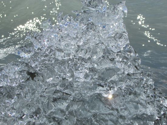 Das Eis besteht aus vielen kleinen Stücken, die ineinander verhakt sind.