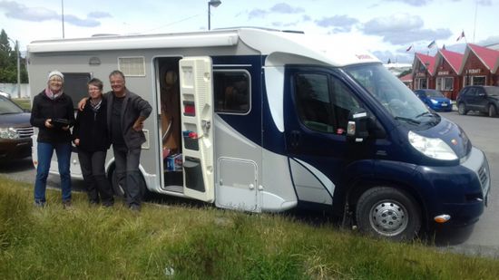 Beim Einkauf in Puerto Natales ruft mit einem Mal jemand "Doris, Doris".
Es sind Peter und Christa. Wir haben 2013 zusammen nach Halifax verschifft und uns immer mal wieder zufällig getroffen.