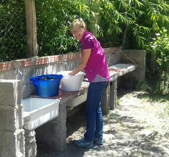 Doris nutzt das gleich aus.
Dieses Mal ist der Wind nützlich. Man muß die Wäsche nur gut festklammern.