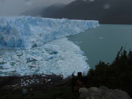 Auf der Halbinsel Magallanes hat man Metallstege angelegt, auf denen man dem Gletscher ganz nah kommt. Man hört das Krachen des Eises und ab und zu stürzt ein Eisblock ins Wasser - was für ein Schauspiel.