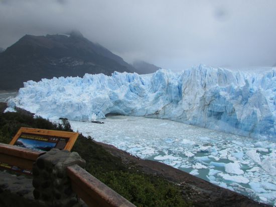 Der Perito Moreno Gletscher gehört zu den wachsenden Gletschern. Er schiebt sich langsam vorwärts und schnürt dabei alle paar Jahre einen Teil des Lago Argentino (ganz links im Bild) vom Hauptsee ab. Der Wasserstand steigt dann bis zu 18 m und alle paar Jahre wird dann die vom Gletscher gebildete Staumauer weggesprengt. Tausende Besucher verfolgen dann dieses Schauspiel.