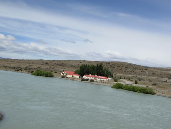 Entlang der Ruta 40 ab und zu einsame Gebäude, hier am Lago Cardiel.