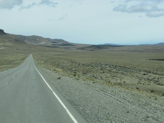 Ruta 40 zwischen Tres Lagos und Gobernado Gregores.
Noch haben wir Asphalt, ...