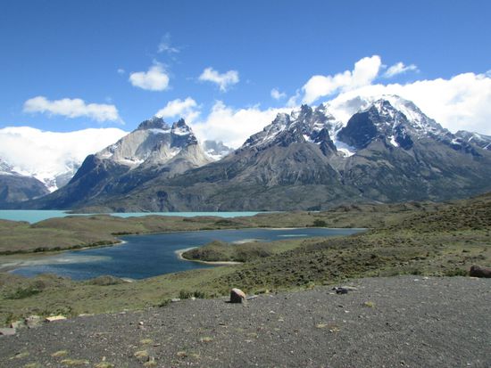 Immer wieder tiefblaue Seen.