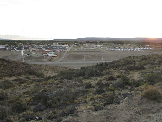 Die Wüstenstadt Gobernado Gregores. Dort unten haben wir uns vor dem Wind versteckt..