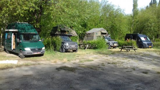 4 overlander: 1 Holländer, 2 Belgier und wir. Man trifft sich oft wieder, auch wenn manchmal tausende von Kilometern dazwischen liegen.
