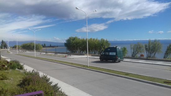 Letztes Frühstück in Argentinien am Lago Buenos Aires.
Alles aufessen, man darf nichts mit nach Chile rübernehmen.
Aber um meine schöne geräucherte Wurst tut es mir dann leid, und so verstecke ich sie in meiner Hosentasche.