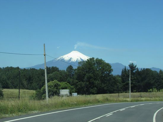 Schon von Weitem leuchtet der Villarrica Vulkan.
