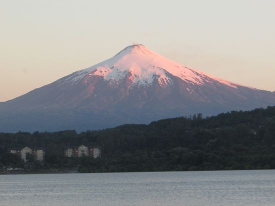 Der Vulkan im Abendlicht.
Wir übernachten direkt am See.