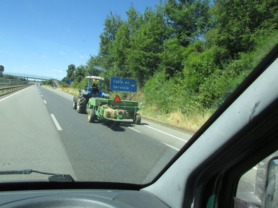 Schlepper auf der Autobahn, gewöhnungsbedürftig.