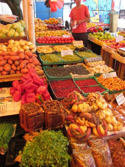 Farbenfroher Anblick auf dem Marktplatz.