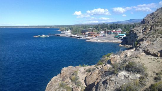 Chile Chico Fährhafen -   unten rechts unser Übernachtungsplatz
