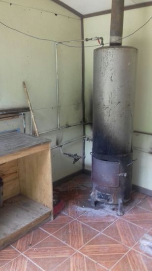 Um warm zu duschen,  müssten wir erstmal Feuer machen. Campingplatz im Nat.-Park