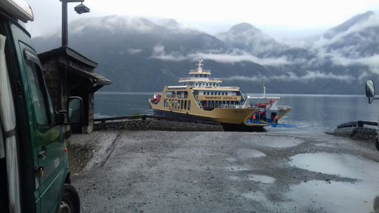 Unsere Fähre von Caleta Gonzalo nach Leptepu.
Von Leptepu geht es weiter nach Hornopiren. Fahrzeit 3,5 Std.