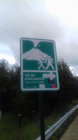 Überall in Chile solche Schilder.