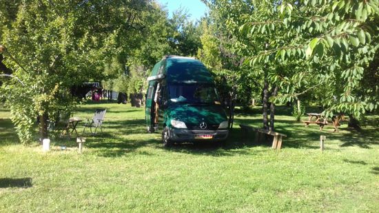 Übernachten im Kirschenwald.
Zum Nachtisch frische Kirschen.