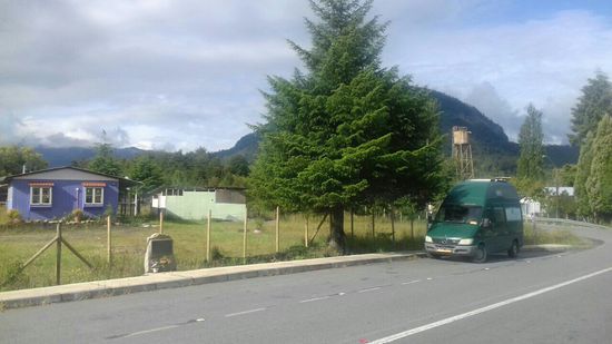 Der Park ist schon geschlossen, so müssen wir an der Bushaltestelle übernachten.