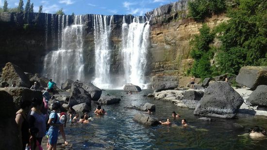 Das Wasser ist ca. 25 Grad warm. Es wird durch warme, unterirdische Quellen  gespeist.