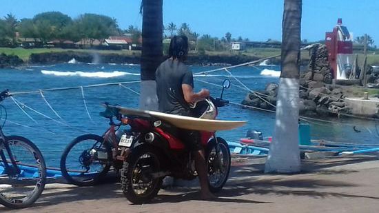 Surfbrett-Transport ohne Probleme mit nassen Klamotten.