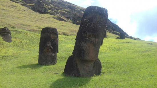 Beim Rano Raraku Krater. Es ist ein ganz besonderer Ort. Hier wurden die Moais hergestellt. 397 stehen hier am Hang verteilt. Über die Jahrhunderte sind sie zu drei Fünfteln im Boden eingesackt.
