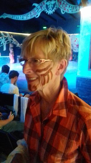 Zur Show wird man traditionell bemalt. 
Kommentar unserer Enkelkinder:  Diese Matschbemalung können wir auch.