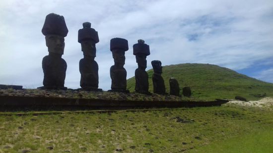 Ahu Nau Nau in der Bucht von Anakena. Fünf Moais tragen auch den Pukao (Kopfbedeckung)