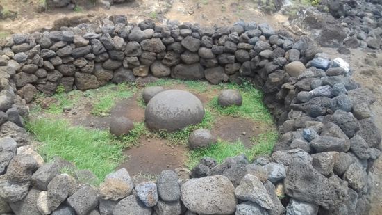 Der "Nabel der Welt" - angeblich besitzt der im Durchmesser etwa 80 cm große, fast kugelförmige Stein magische Kräfte.
Die Eingeborenen bezeichneten ihre Insel als Nabel der Welt, denn keiner der Insulaner
hatte geglaubt, dass außerhalb ihrer Insel Land existierte.