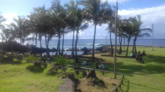 Ein Schwimmbad durch Felsen abgegrenzt zum Meer