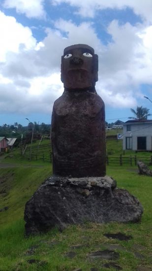 Der einzige Moai, der wieder komplett mit Korallenaugen restauriert wurde.