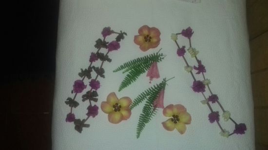 Auch das Bett ist dekoriert