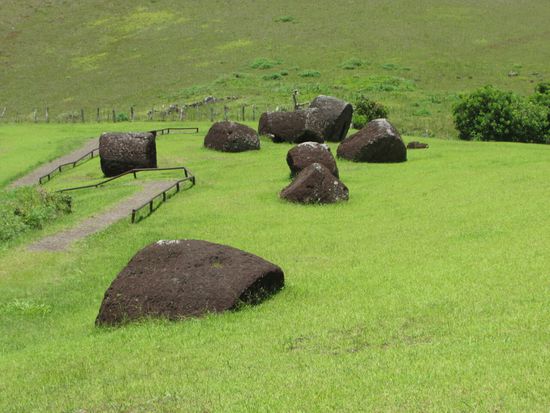 Fertige, rote Kopfbedeckungen.
Am Pun-Pau-Krater wurden sie hergestellt.
