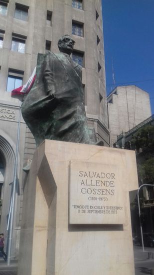 Vor der Moneda, der ehemaligen Münzstätte des Landes und jetzigem Regierungssitz, steht das Denkmal für Salvador Allende. Er nahm sich 1973 in dem von Putschisten beschossenen und bombardierten Gebäude 1973 das Leben.