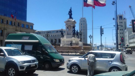Unser Womo scheint beliebt zu sein. Hier vor dem Denkmal wurde versucht, es an der Fahrertür aufzubrechen.
Willis Vorsorge hilft - bedingt.