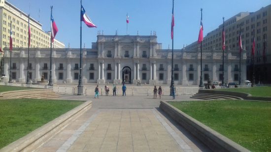Palacio de la Moneda (1788 - 1805 erbaut)
Angeblich so breit und niedrig, um eine höhere Sicherheit bei Erdbeben zu erreichen.