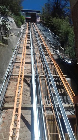 Der steilste Aufzug bewältigt eine Steigung von 70 %.