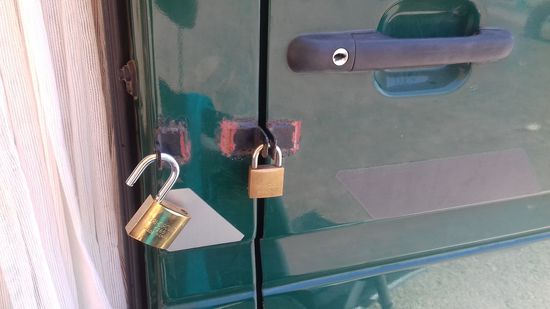 Der TÜV in Deutschland bekommt sicherlich Kopfschmerzen, wenn er das sehen würde, aber es hilft.