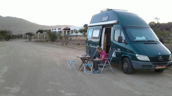 Vorm Observatorium Cruz del Sur. Einlass ist um 21.30 Uhr.
Wir können dort sogar übernachten und Doris schreibt in der Wartezeit unseren Reisebericht.