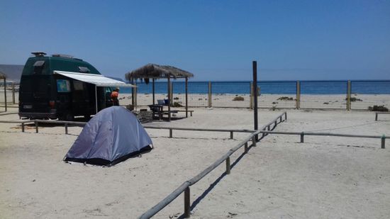 Wüsten-Campingplatz direkt am Pazifik.