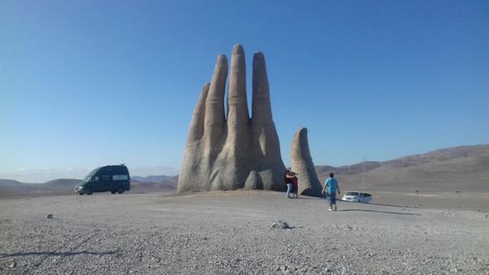 1992 erschaffene, 11 m hohe Eisen- und Zementskulptur.
Sie soll eine Mahnung an die Umweltsünden sein. Damit die Erde nicht überall zu einer Wüste wird.